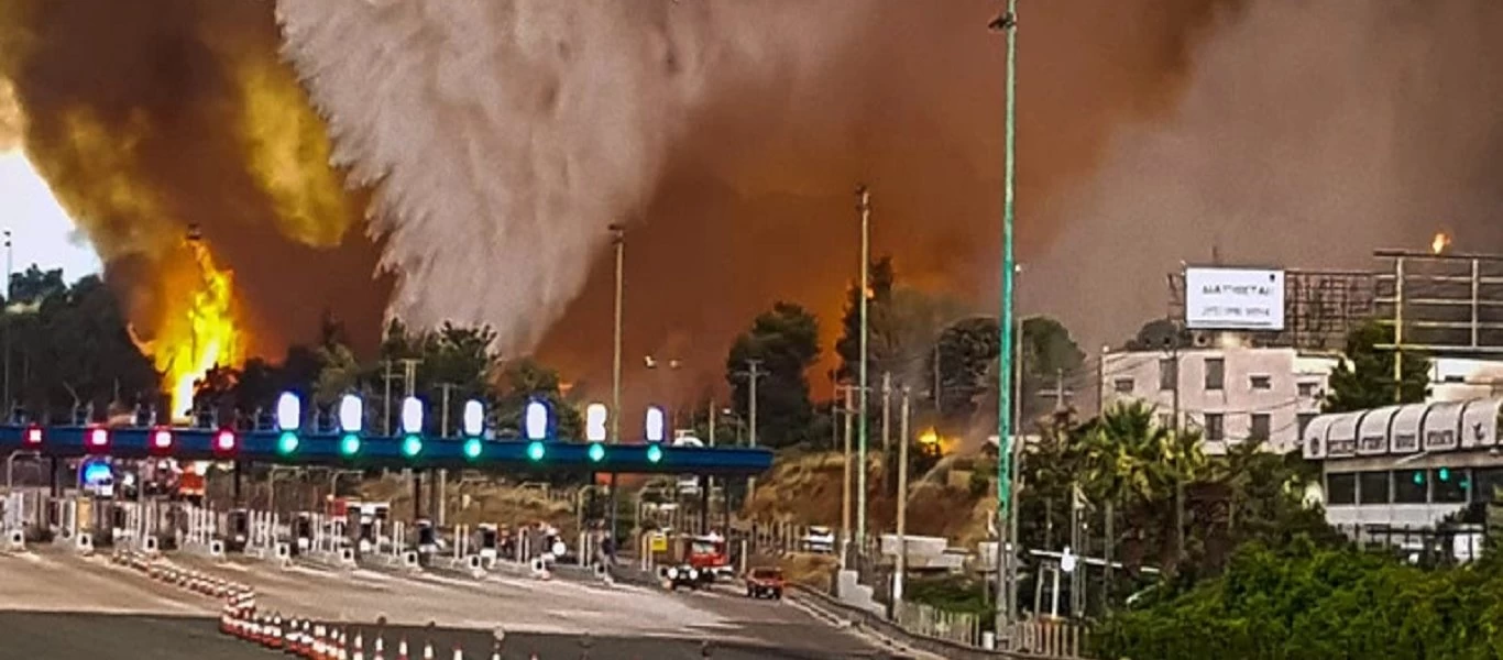 Φωτιά Μαλακάσα: Οι φλόγες πέρασαν την εθνική προς Ωρωπό – Αίτημα να εκκενωθεί το Μαρκόπουλο